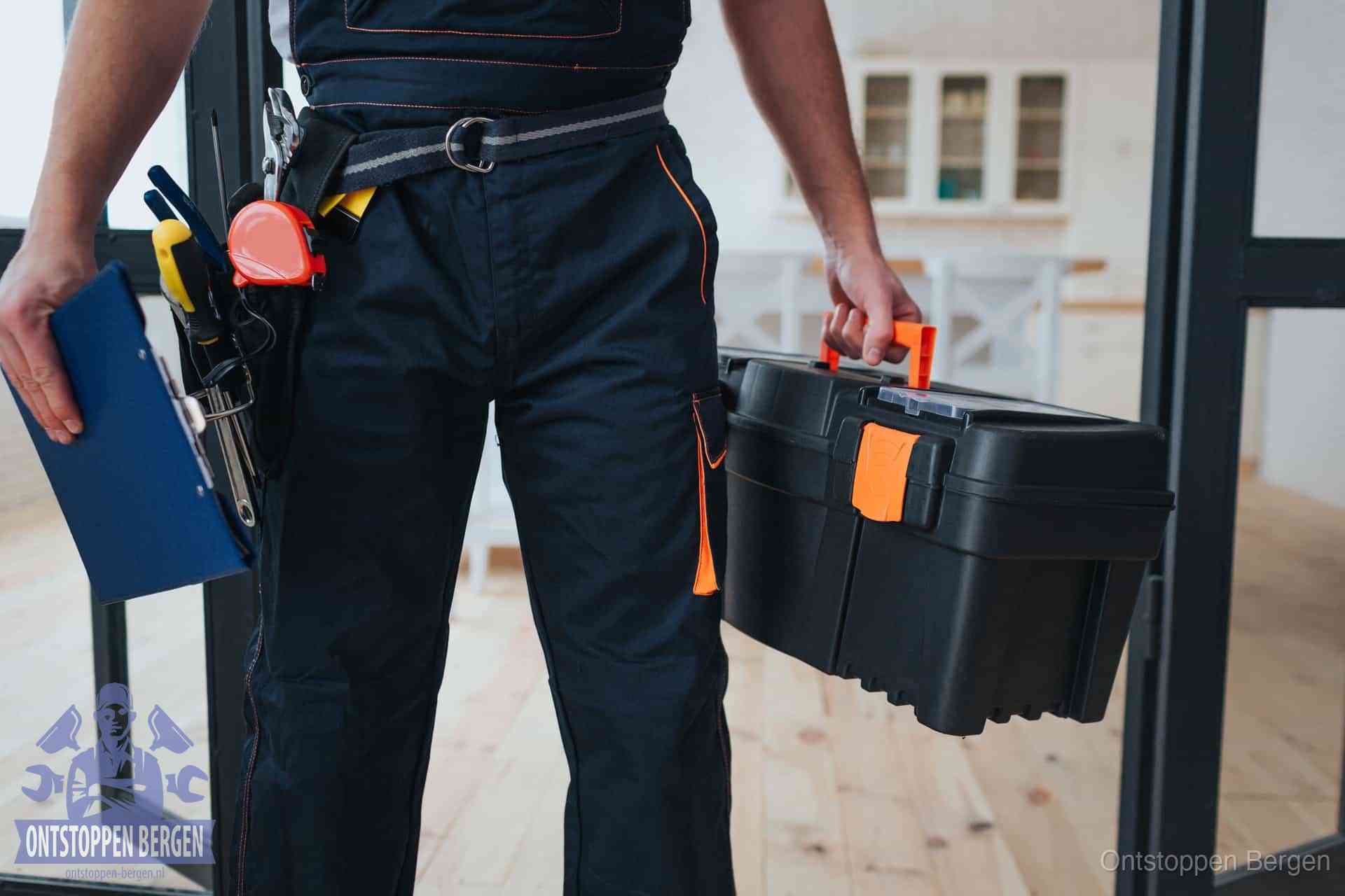 Een monteur met gereedschapsriem en klembord, klaar om een transparante prijs voor het wc ontstoppen in Bergen te geven