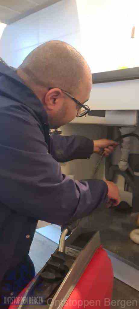 loodgieter-aan-het-werk-in-badkamer