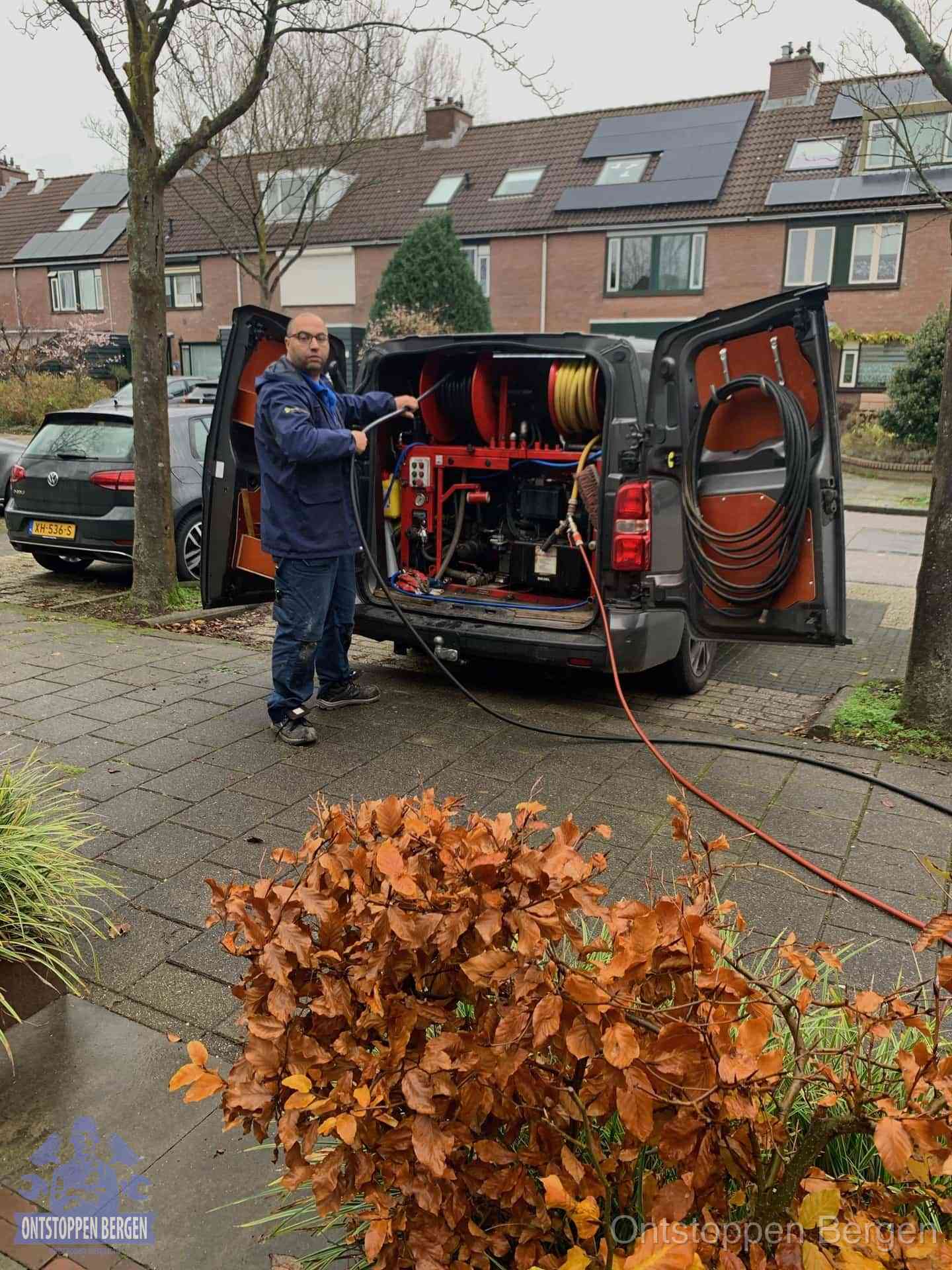 Rioolservice in de wijk in Bergen