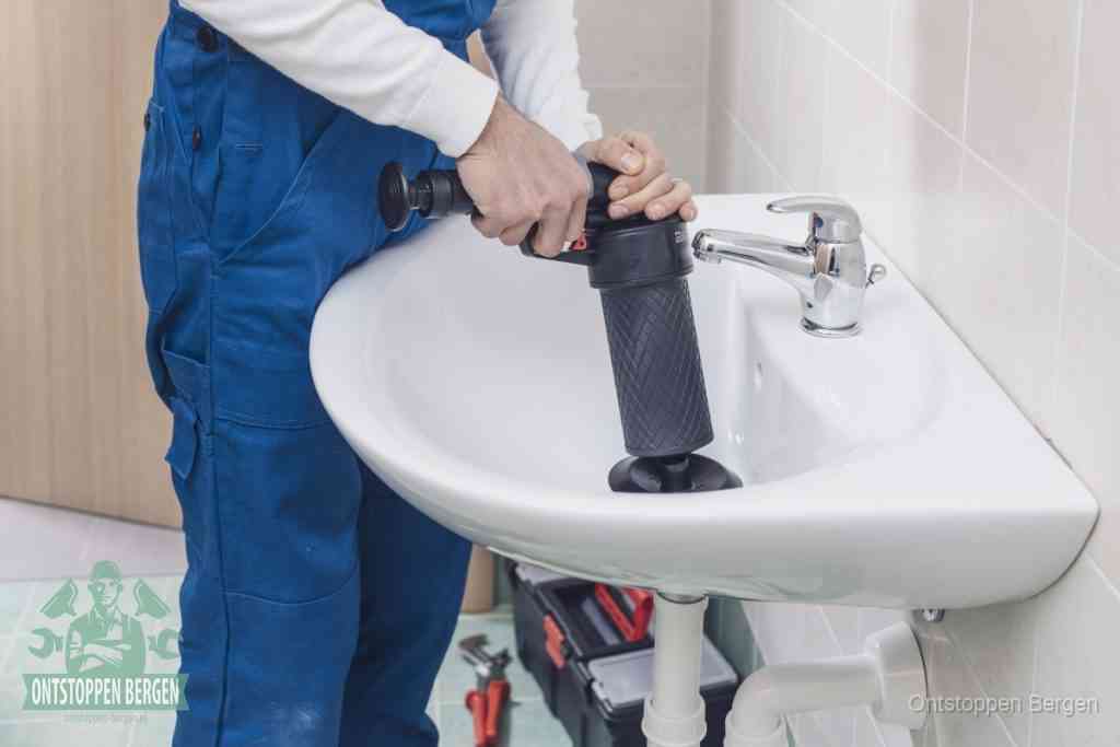 Een te ruwe doe-het-zelf poging met een hand-pomp op de afvoer van een badkamer-wastafel, een van de veelgemaakte fouten bij afvoer ontstoppen in Bergen