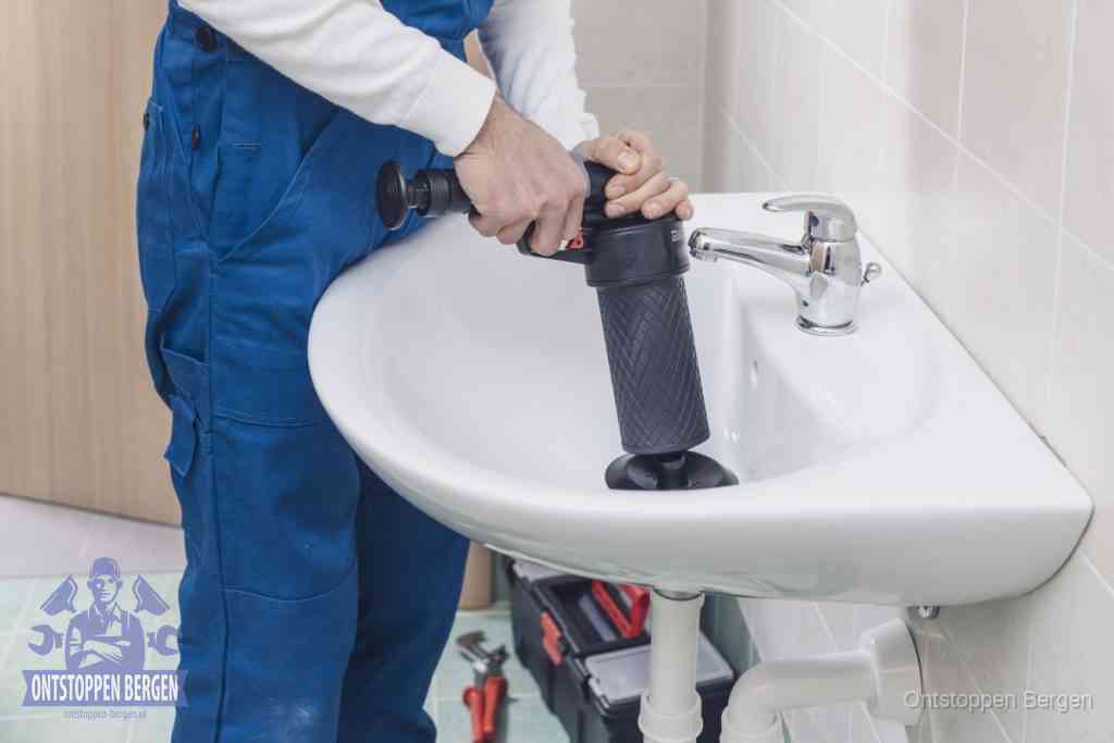 Een te ruwe doe-het-zelf poging met een handmatige perslucht-ontstopper op een sanitair-afvoer, een van de veelgemaakte fouten bij wc ontstoppen in Bergen